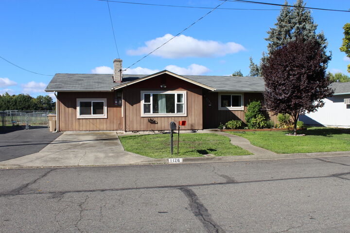 Property Photo: 1126 SW Cottonwood Street OR 97526