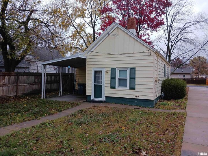 Property Photo: 1914 W Richwoods Boulevard IL 61604