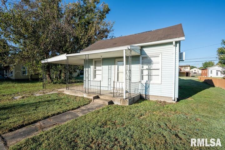 111 S 5th Street  Elkville IL 62932 photo