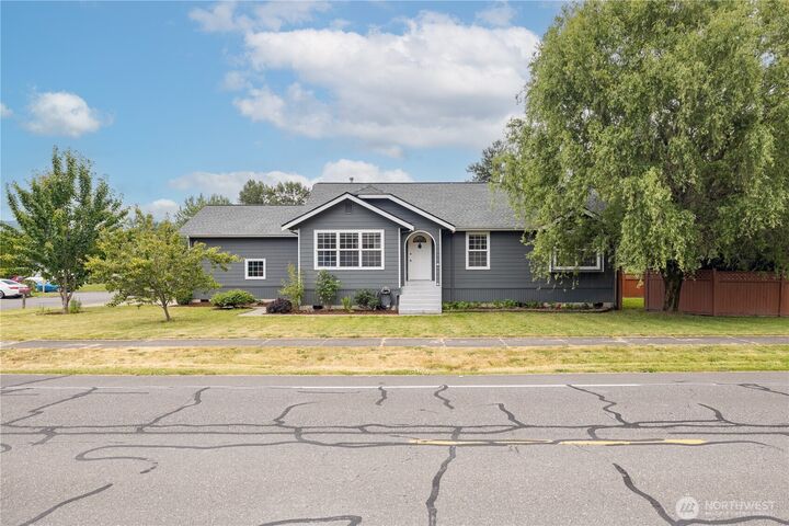 Property Photo:  111  Jefferson Court  WA 98295 