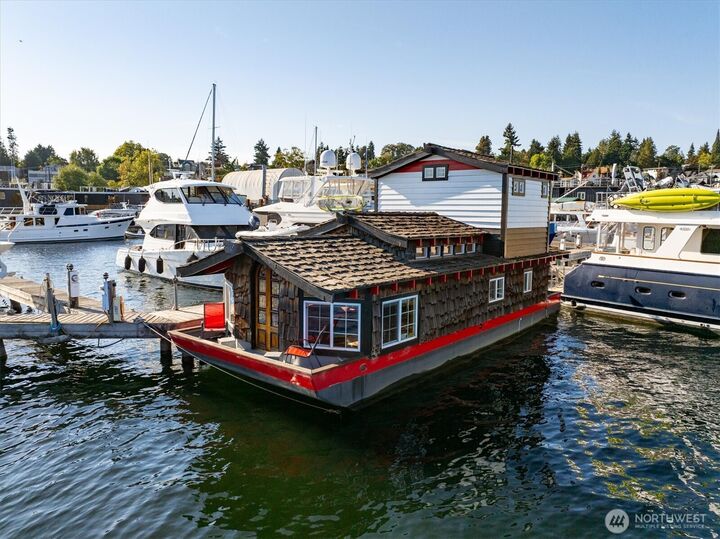 Property Photo: 2401 N Northlake Way L6 WA 98103