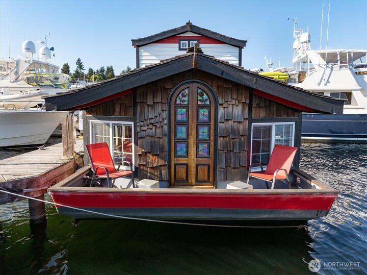 Property Photo:  2401 N Northlake Way L6  WA 98103 