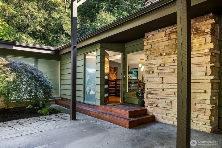 Property Photo:  4505 W Raye Street  WA 98199 