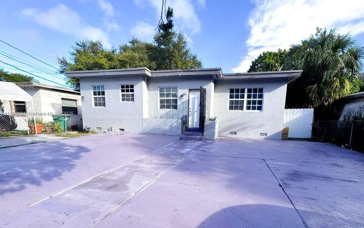 2367 NW 82nd St  Miami FL 33147 photo