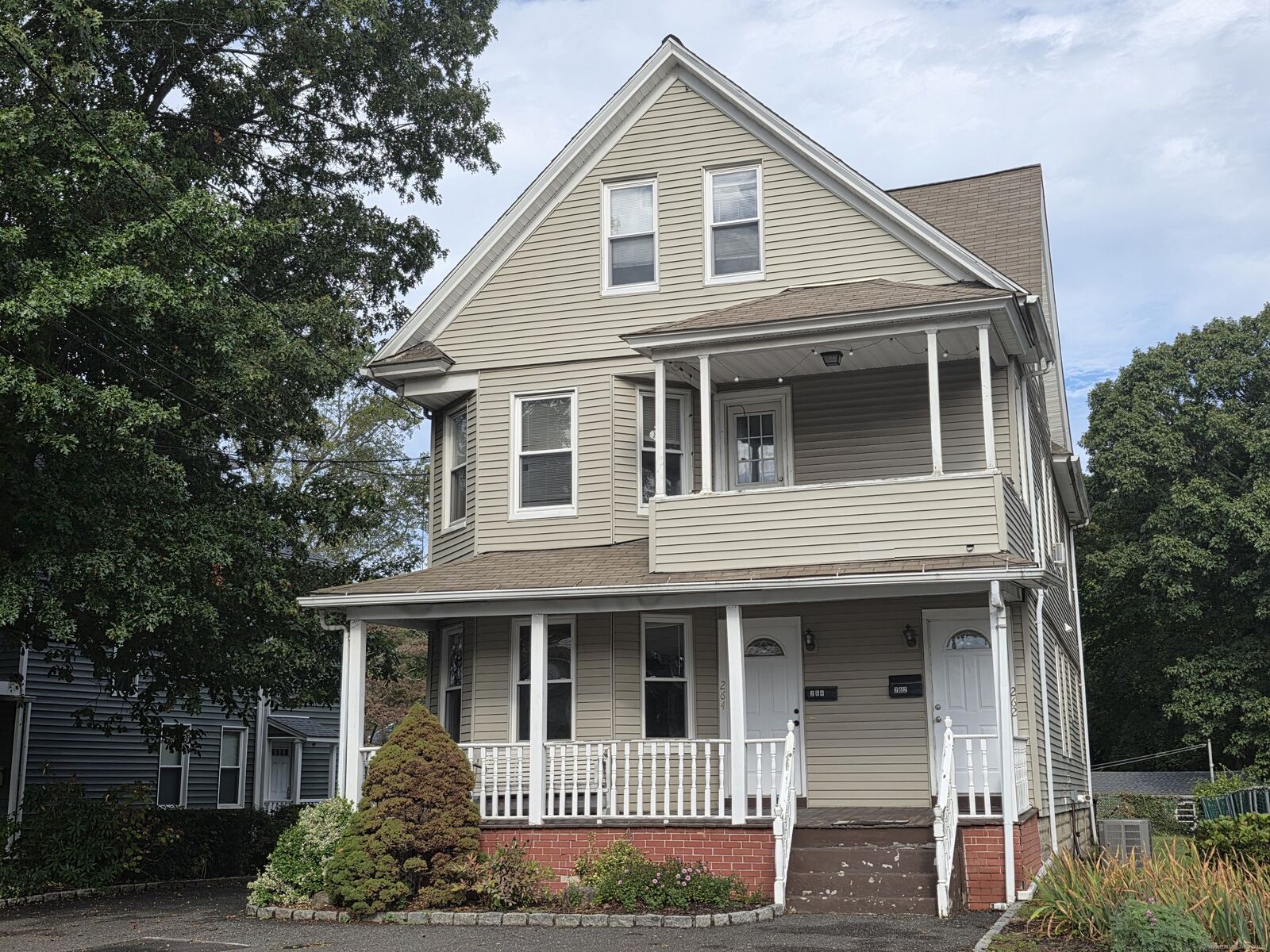 Property Photo:  264 Villa Avenue  CT 06825 