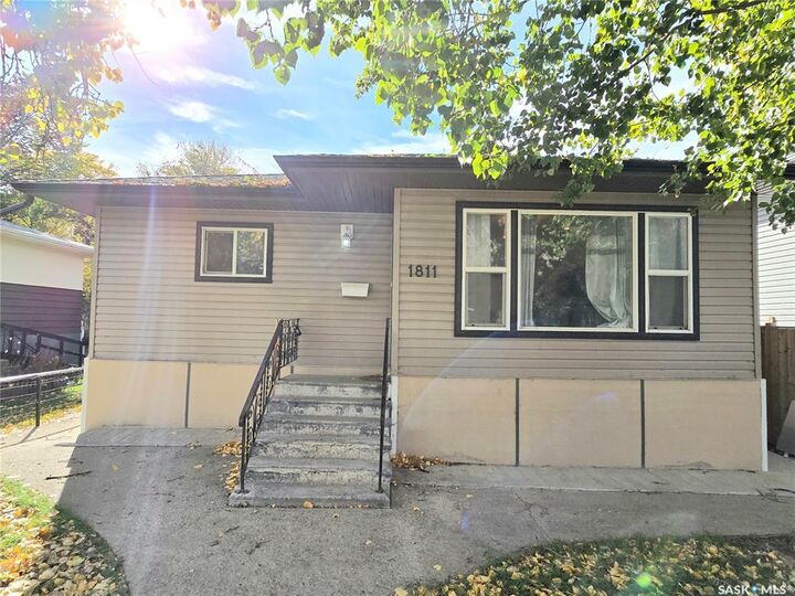 Property Photo:  1811 20th Street W  SK S7M 1A1 