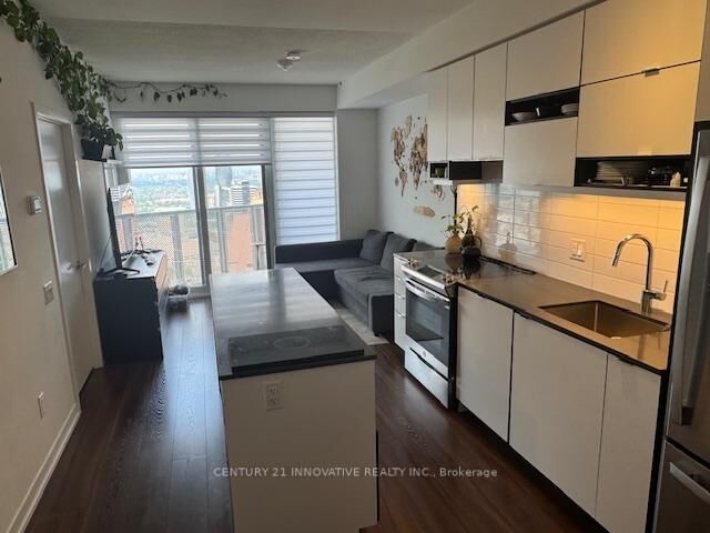 Property Photo:  4065 Confederation Parkway 3905  ON L5B 0L4 