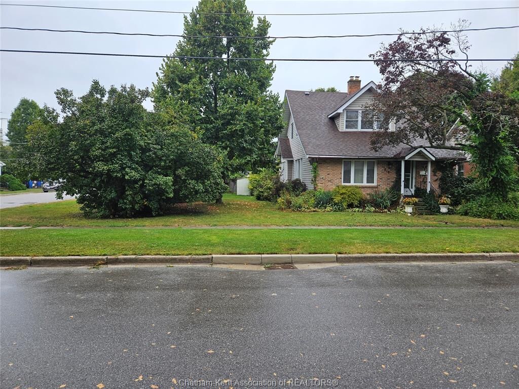 Property Photo: 418 Gillard Street ON N8A 1N6