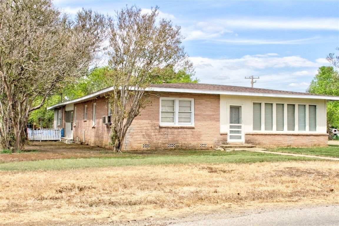 Property Photo:  500 N Texas Avenue  TX 78140 