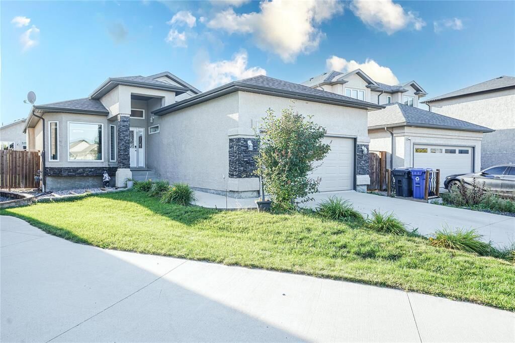 Property Photo:  34 Vander Graaf Place  MB R3W 0G1 