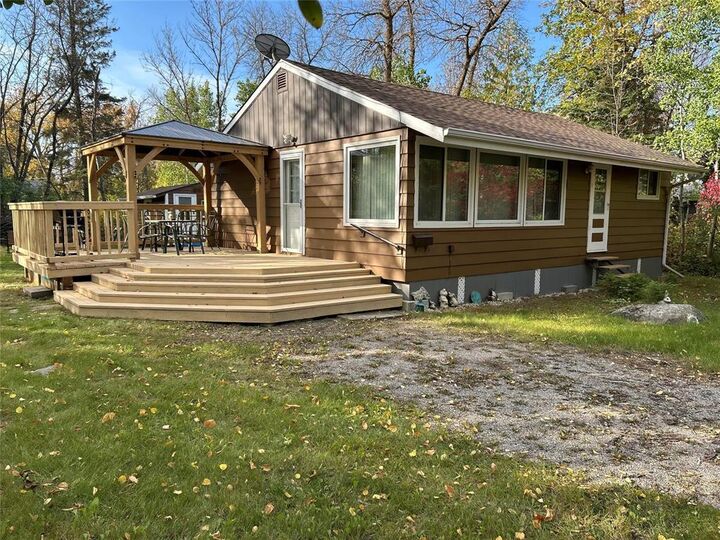 Property Photo:  8 Lawrence Boulevard  MB R0E 0B0 
