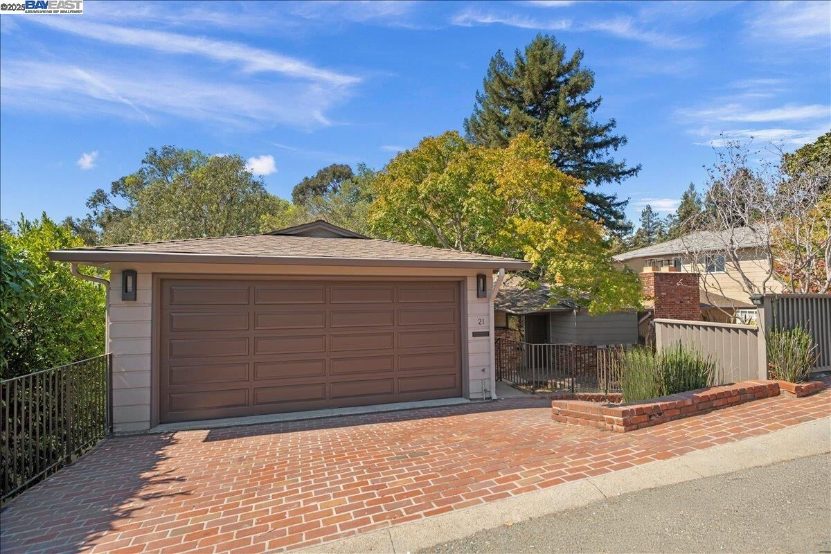 Property Photo: 21 Tyson Cir CA 94611