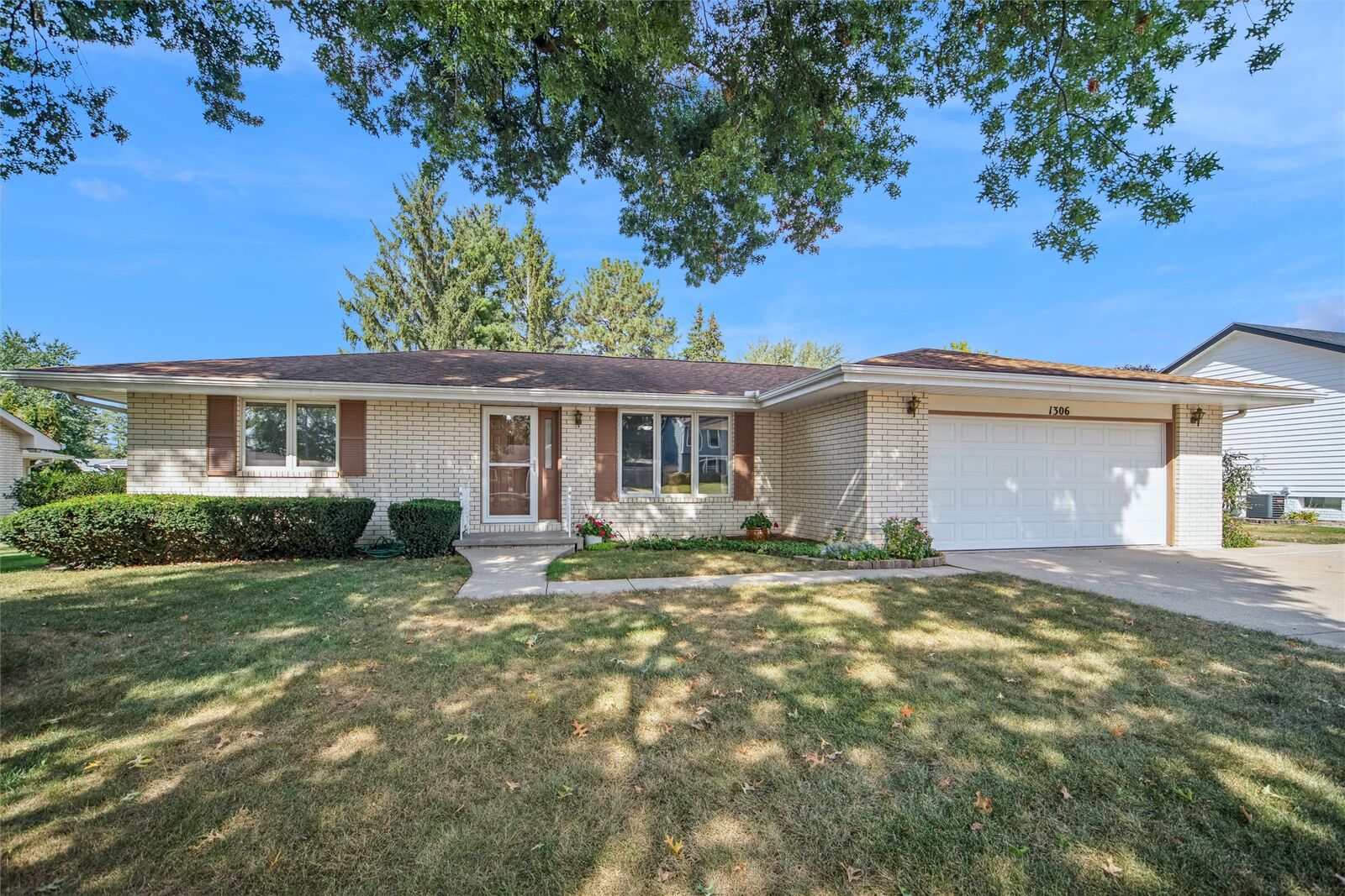 Property Photo:  1306 E Girard Avenue  IA 50125 