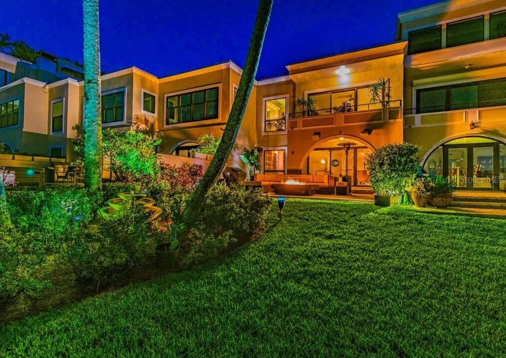 Property Photo:  2813 W Hawthorne Road 2813  FL 33611 