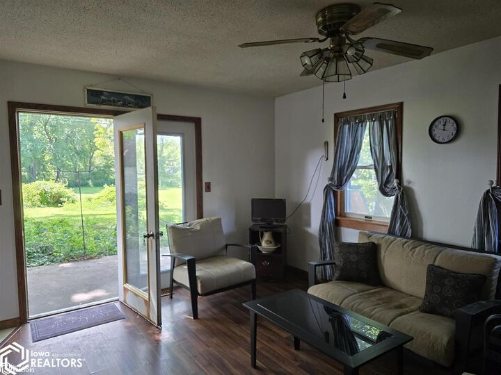 Property Photo:  523 Dunham Street  IA 52601