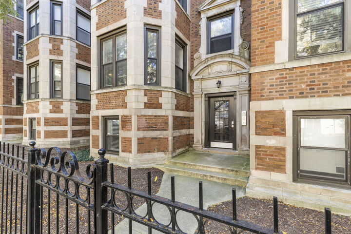 Property Photo:  945 W Gordon Terrace 2W  IL 60613 