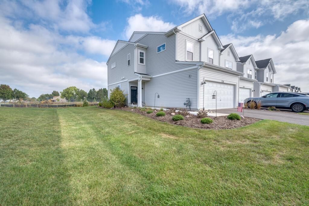 Property Photo:  126 Kingsport Drive  IL 60177 