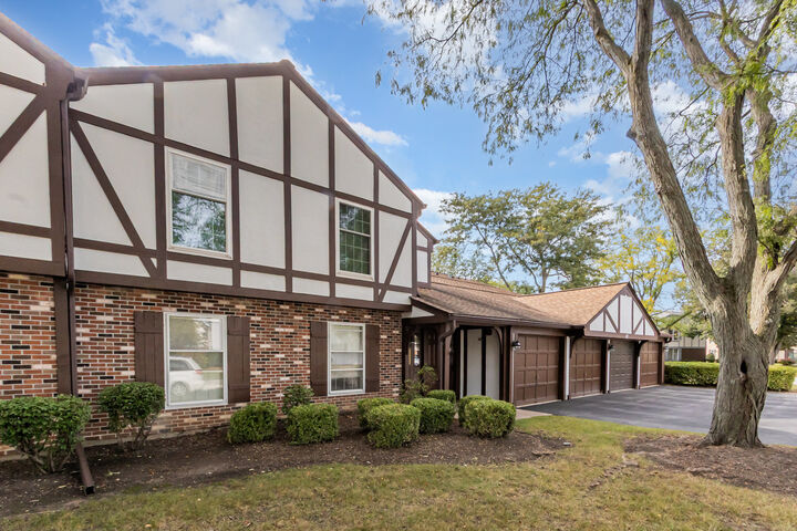 Property Photo:  47 Glencoe Court 102D  IL 60565 