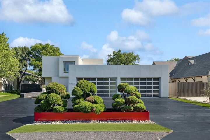 Property Photo: 5903 Lakehurst Avenue TX 75230