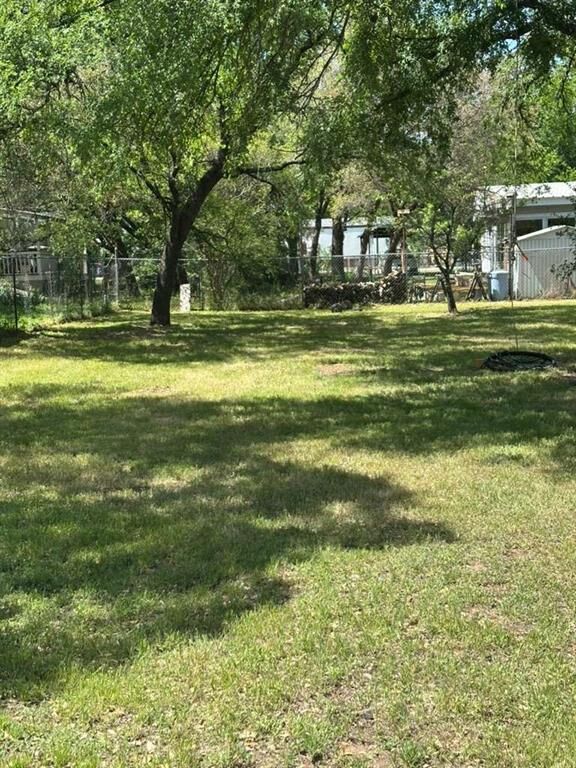 Property Photo: 406 Whippoorwill Drive TX 76049