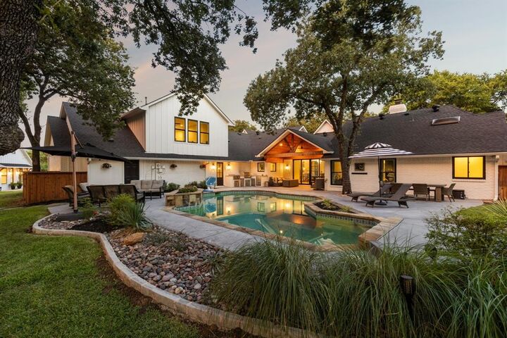 Property Photo: 1340 Meadow Glen TX 76092
