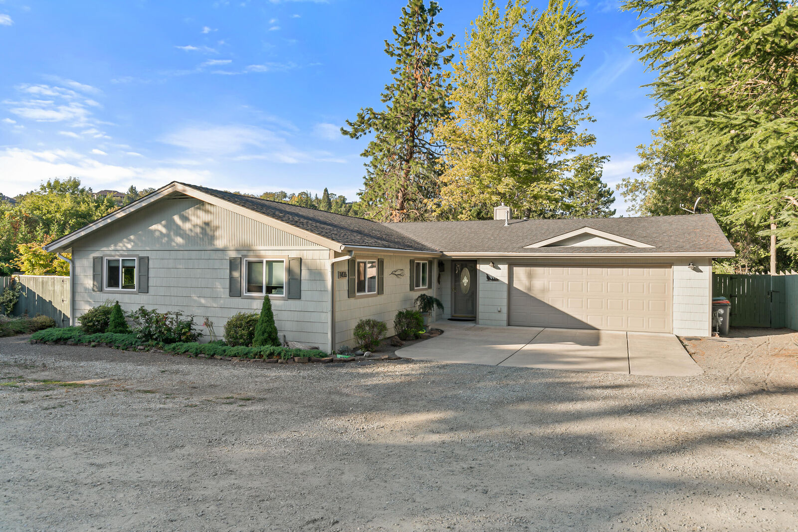 Property Photo:  1476 Angelcrest Drive  OR 97504 