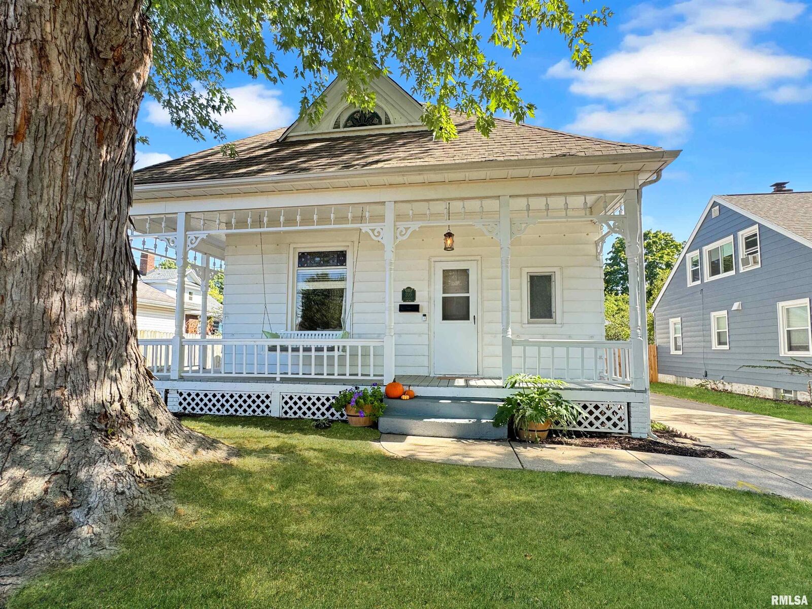 Property Photo:  205 S High Street  IL 61571 