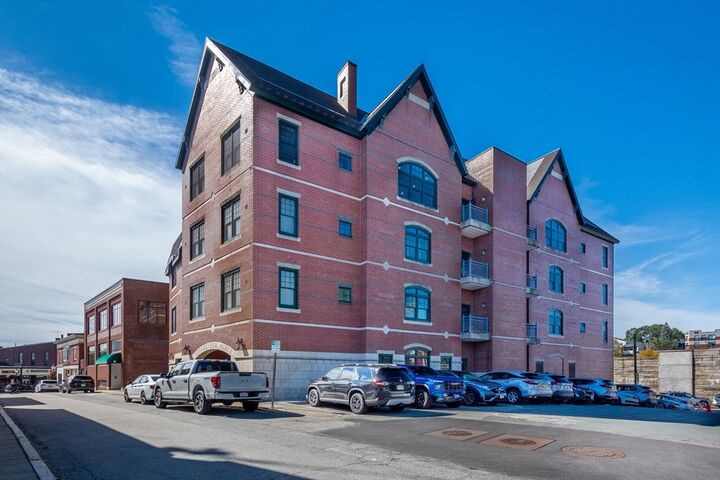 Property Photo:  10 Winchester Pl 301  MA 01890 