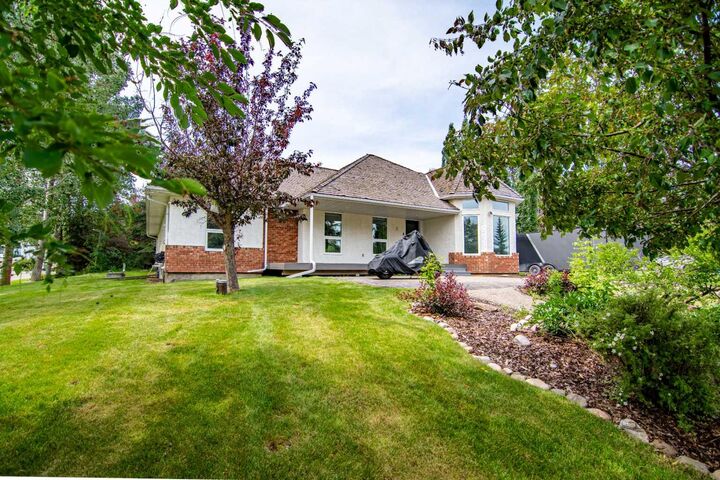 Property Photo:  2 Grand Avenue  AB T4S 1S5 