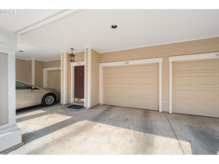 Property Photo:  1145 NE Horizon Loop 1708  OR 97124 