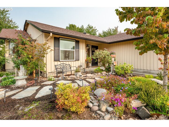 Property Photo: 2776 Dayna Ln OR 97408