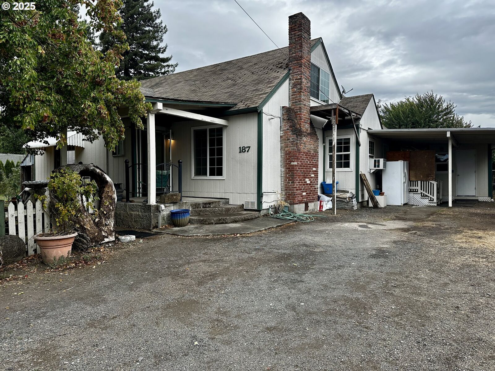 Property Photo: 187 37th St OR 97478