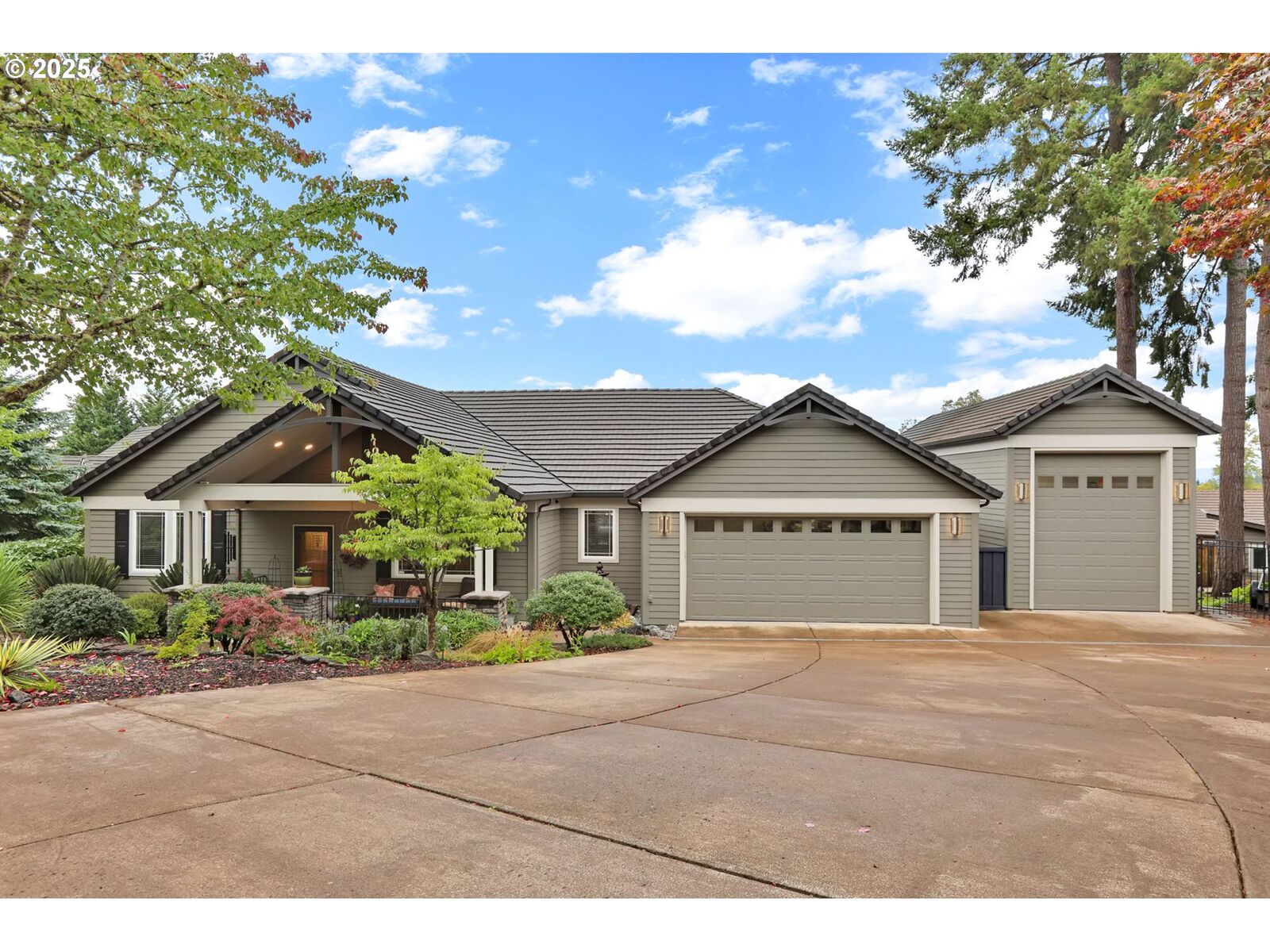 Property Photo: 3045 Wintercreek Dr OR 97405