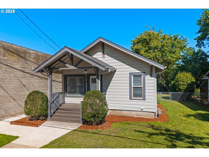 Property Photo:  1219 SE Rhine St  OR 97202 