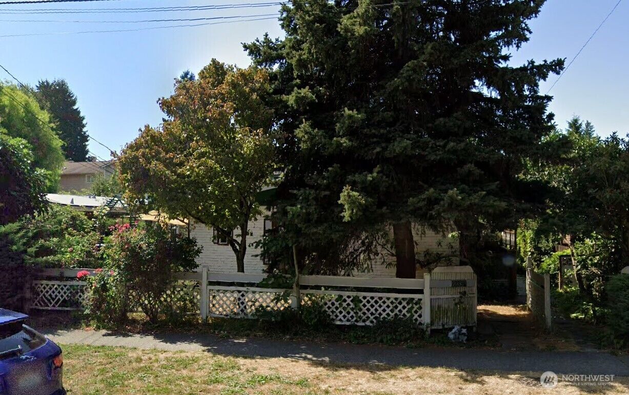 Property Photo:  9537  Ashworth Avenue N  WA 98103 