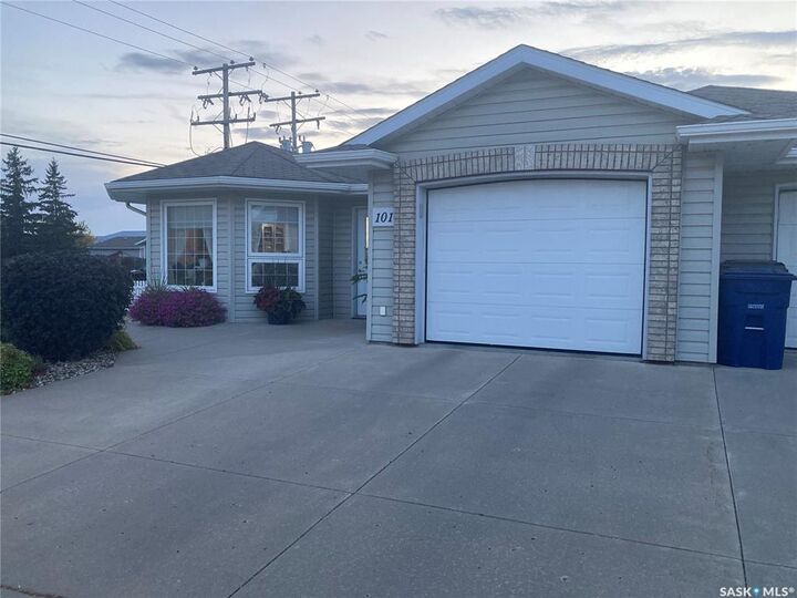 Property Photo:  410 Peters Street 101  SK S0K 4S0 