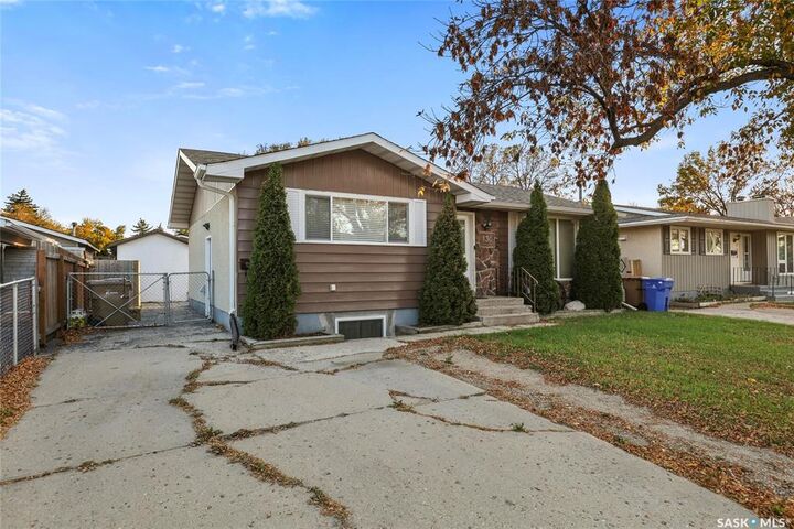 Property Photo:  130 Scrivener Crescent  SK S4N 4V7