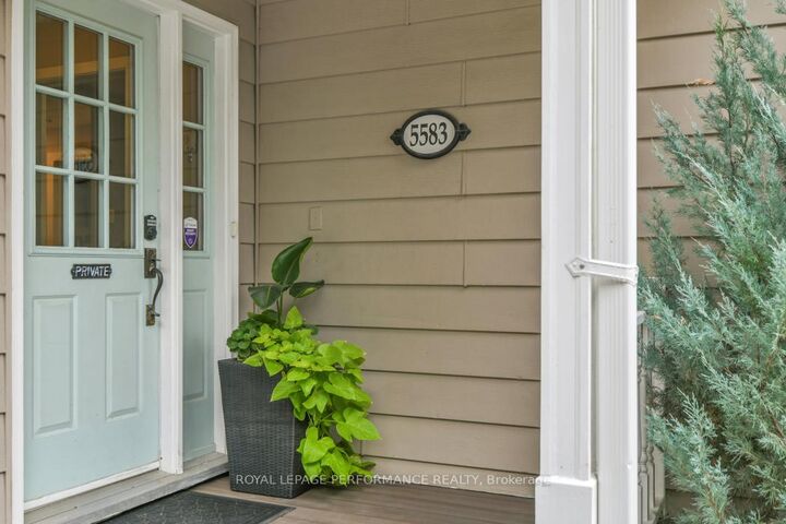 Photo de la propriété:  5583 Manotick Main Street  ON K4M 1A9