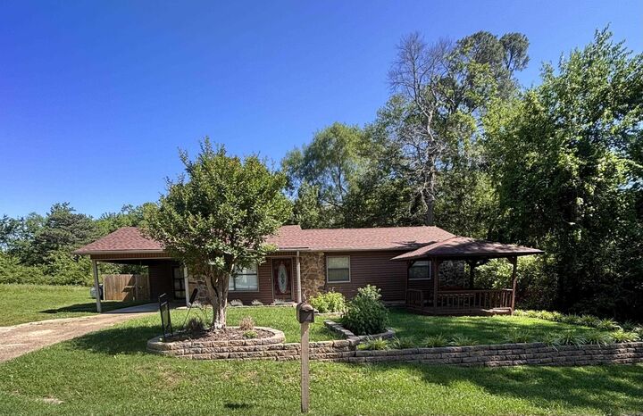 Property Photo:  1303 Bert Street  AR 71953 