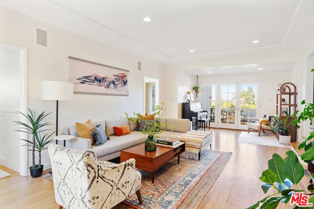 Property Photo: 13829 Valley Vista Blvd CA 91423