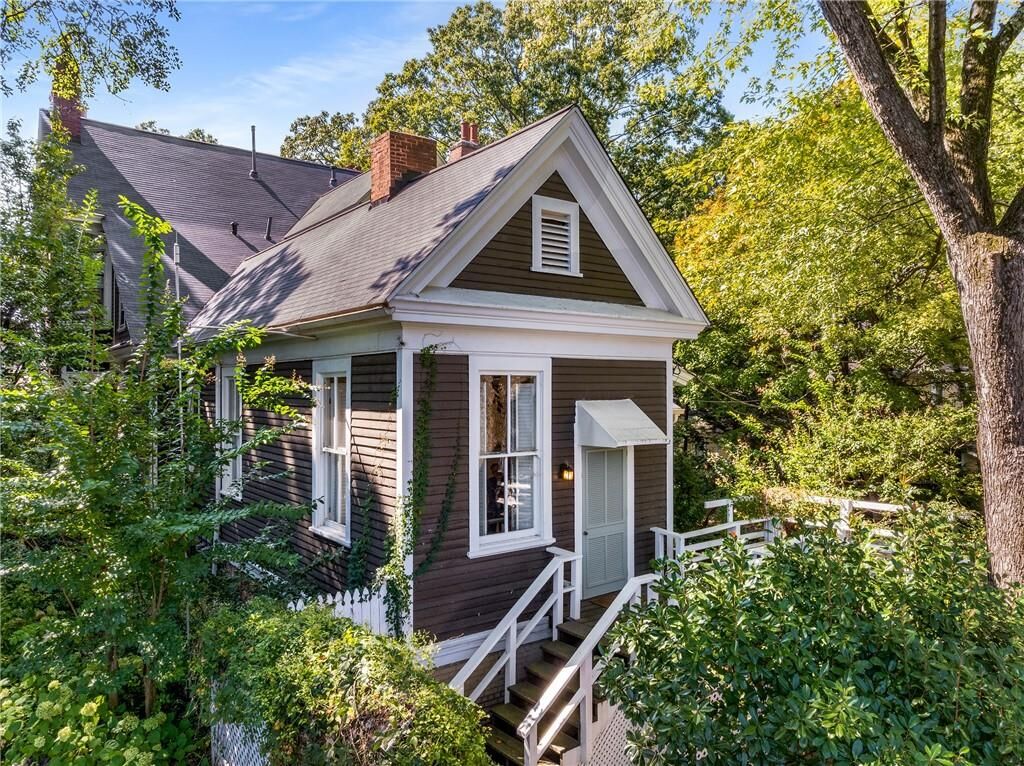 Property Photo:  