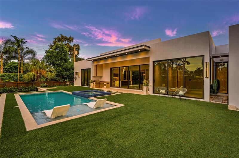 Property Photo:  215 NE 28th Ct  FL 33334 