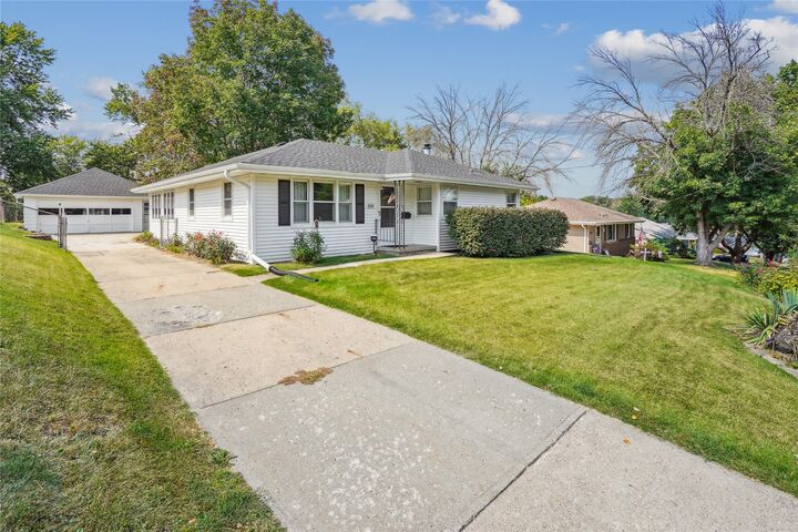 Property Photo: 5518 SW 15th Street IA 50315