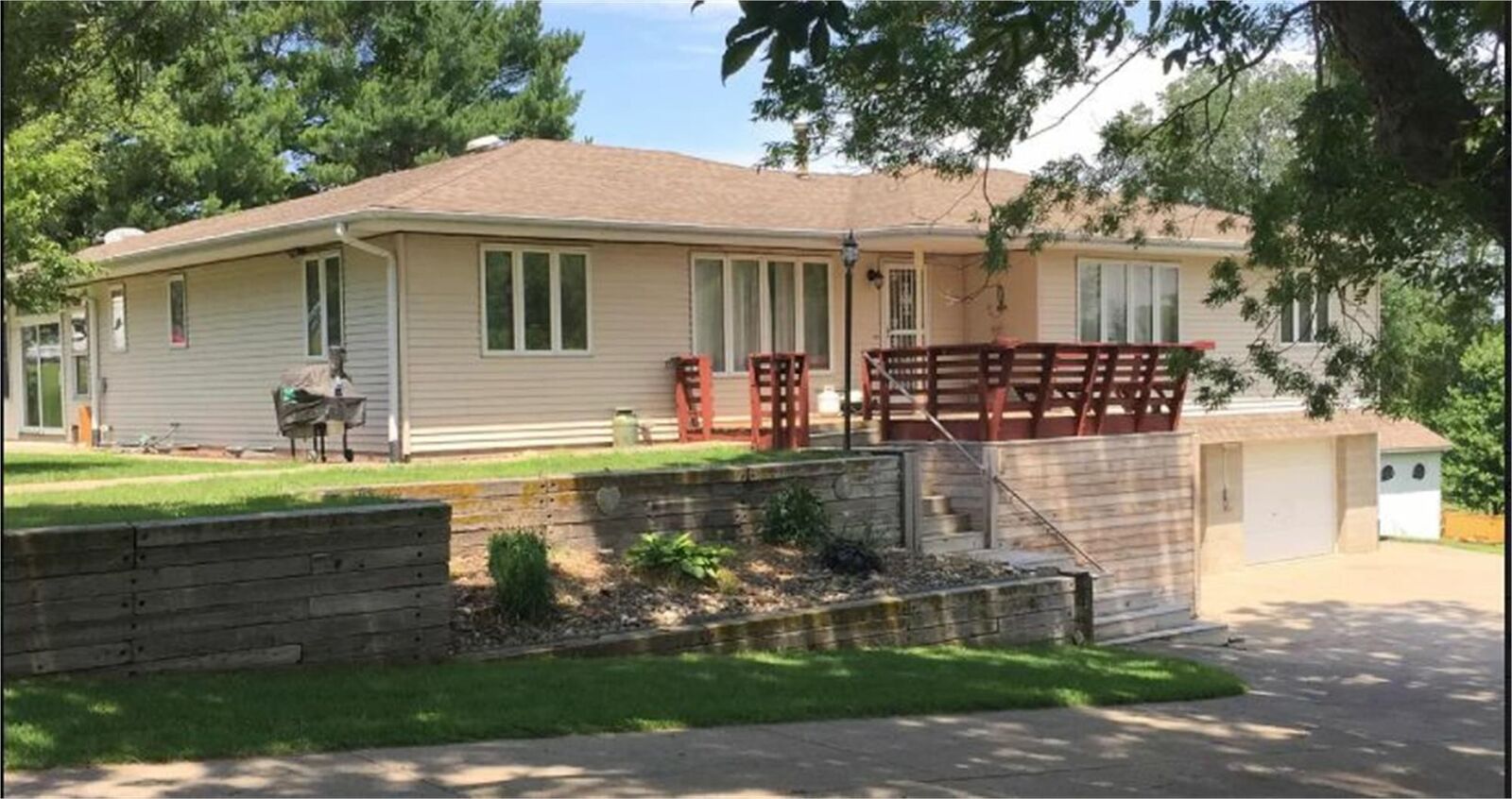 Property Photo: 10698 Iowa 14 Highway S IA 50170