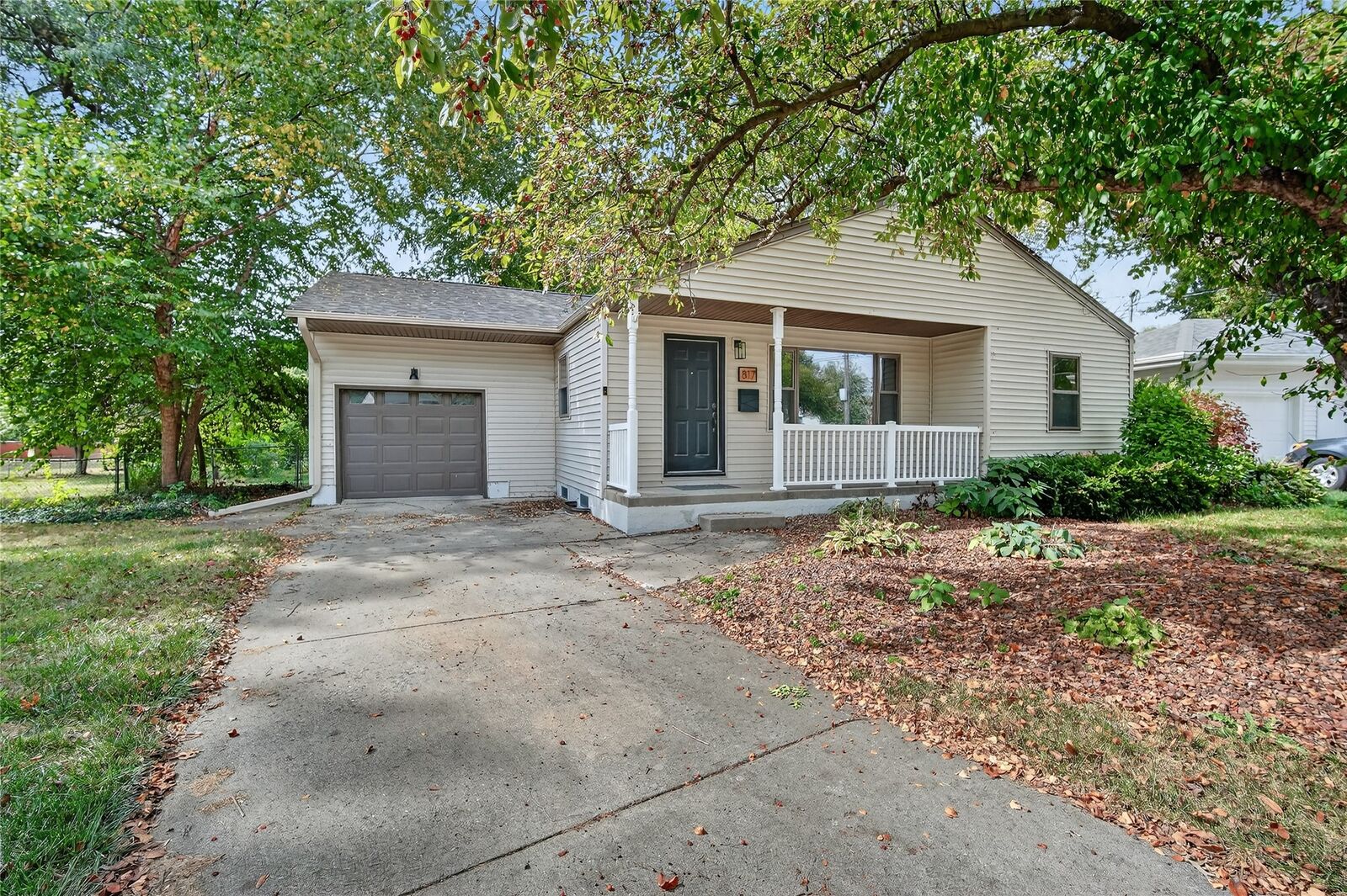 Property Photo:  817 Ashmoore Circle  IA 50265