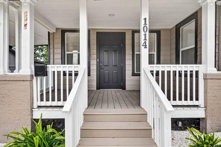 Property Photo:  1014 E Lake Avenue  FL 33605 