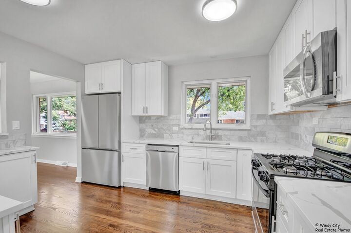Property Photo: 633 S George Street IL 60056