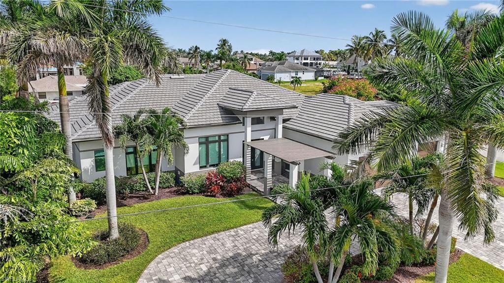 Property Photo:  1135 Lorraine Ct  FL 33904 