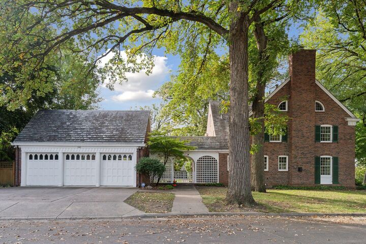 Property Photo:  196 Mississippi River Boulevard S  MN 55105 