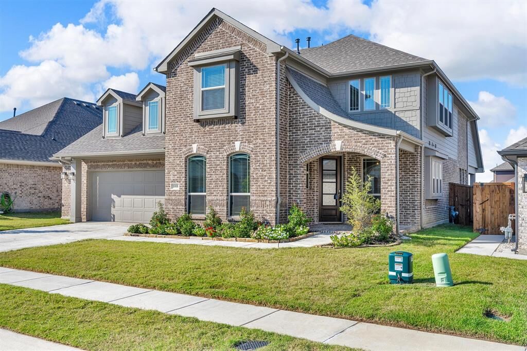 Property Photo: 1008 Moss Grove Trail TX 76247